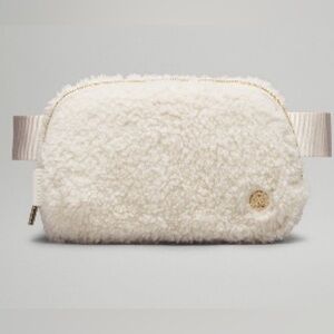 🇨🇦 Lululemon Everywhere Belt Bag Fleece